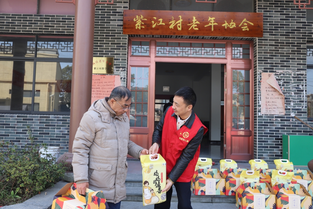 暖春意，敬老情-开云网页版·官方版在线登入_开云（中国）多年坚持慰问孤寡老人